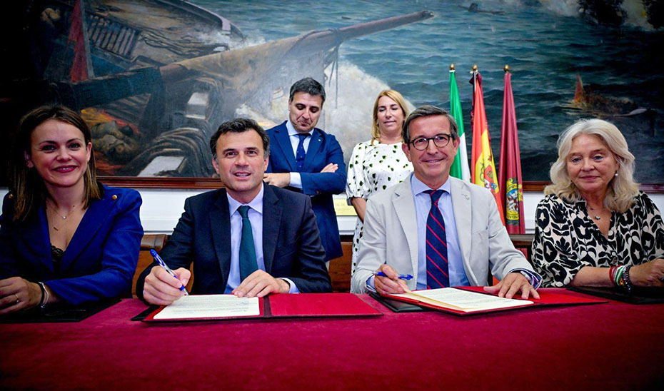 El consejero de Industria, Energía y Minas, Jorge Paradela, junto al alcalde de Cádiz, Bruno García, tras firmar un convenio de colaboración para fortalecer a la industria auxiliar naval de Cádiz.