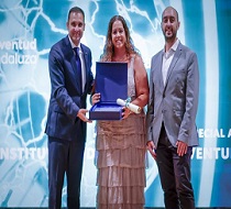 La responsable del IAJ en Málaga, Alba Ortiz, recoge el premio