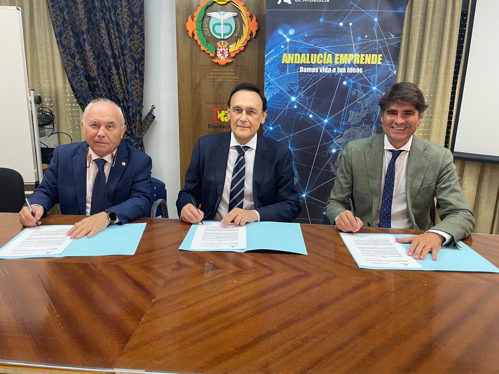 Villamandos en la firma del convenio con el Colegio de Agentes Comerciales de Córdoba