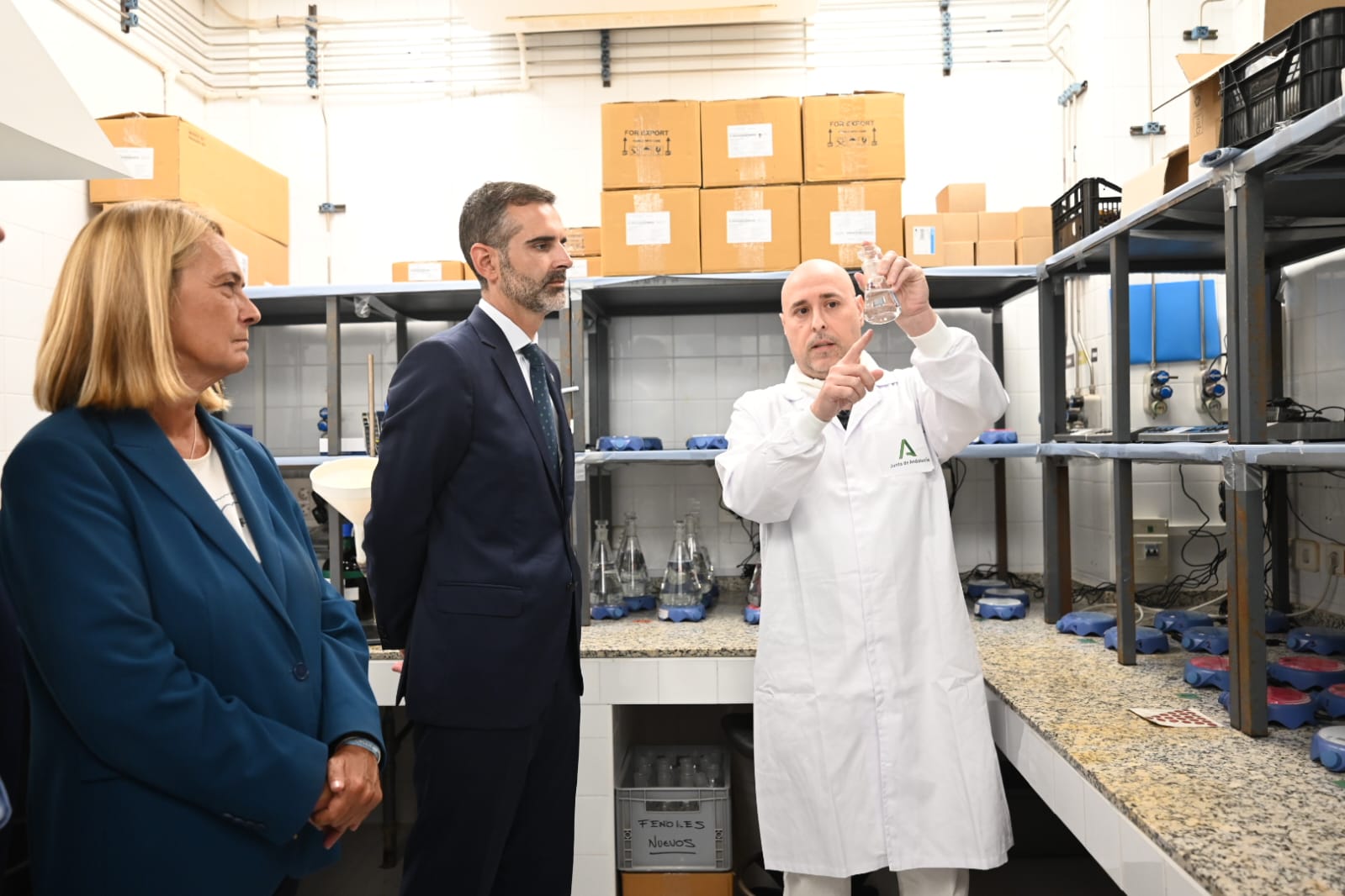 Fernández-Pacheco visita el Laboratorio de Control de Calidad Ambiental de Andalucía.