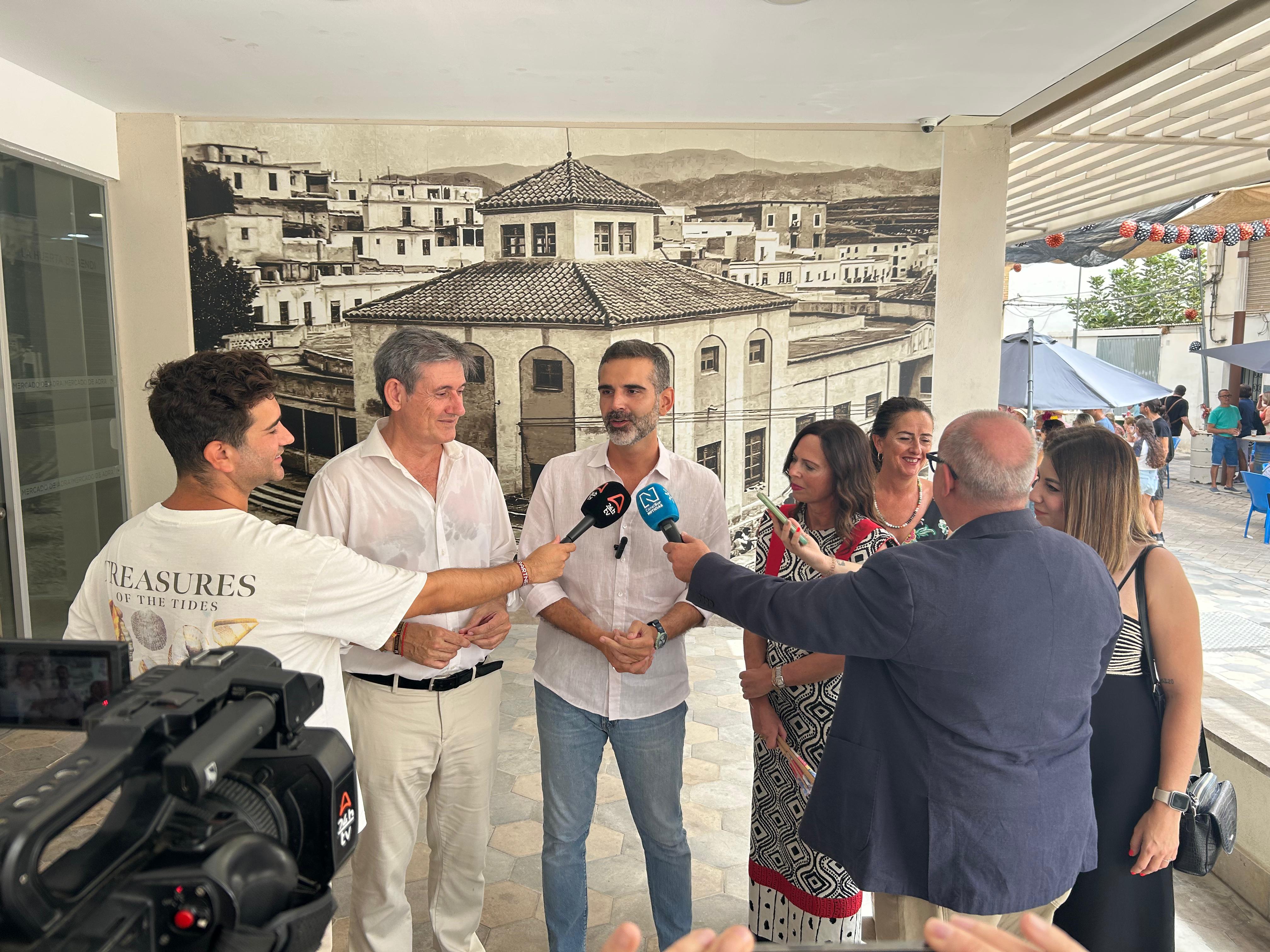 Fernández-Pacheco en la atención a medios en Adra (Almería).