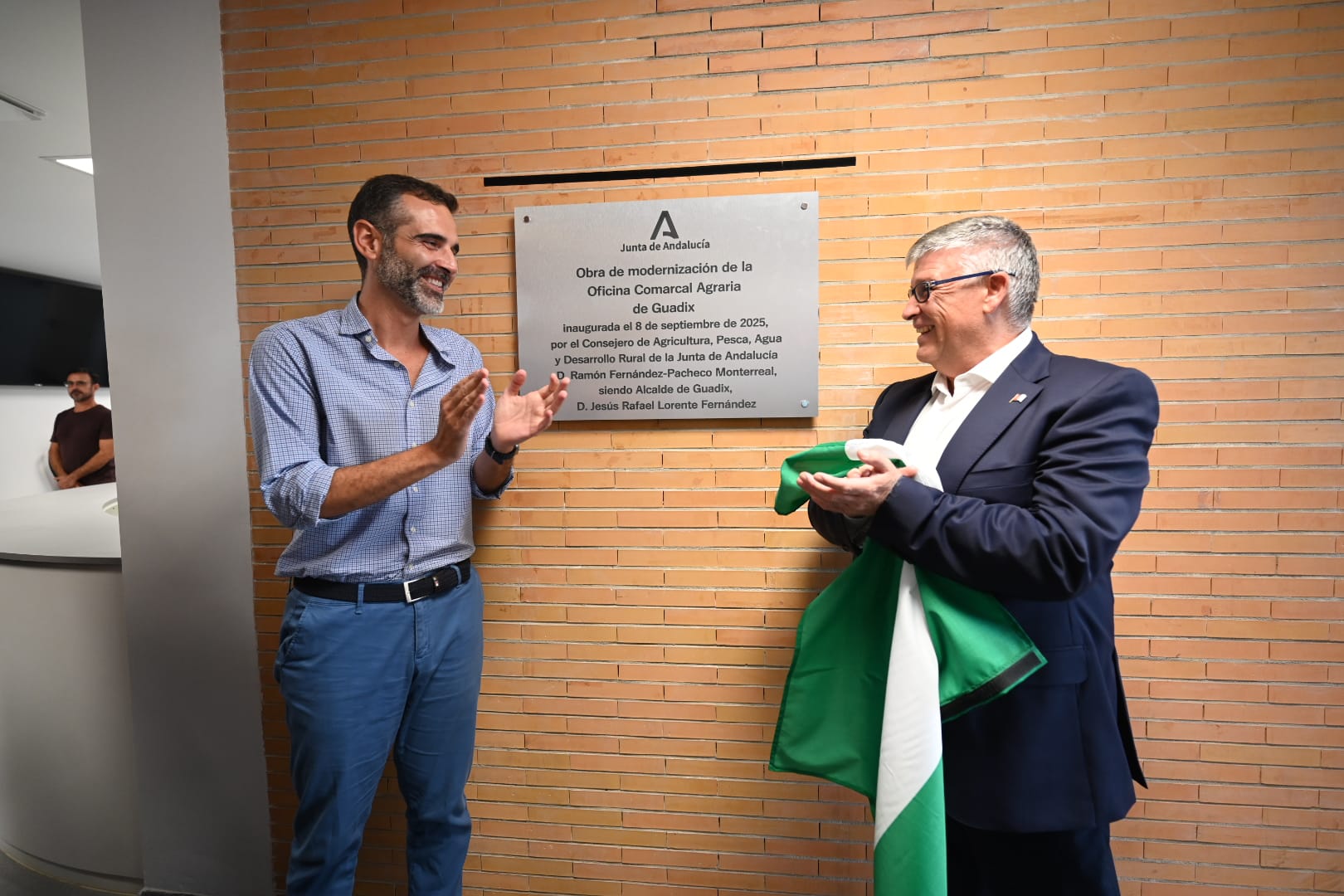 Fernández-Pacheco inaugura las obras de reforma de la OCA de Guadix.