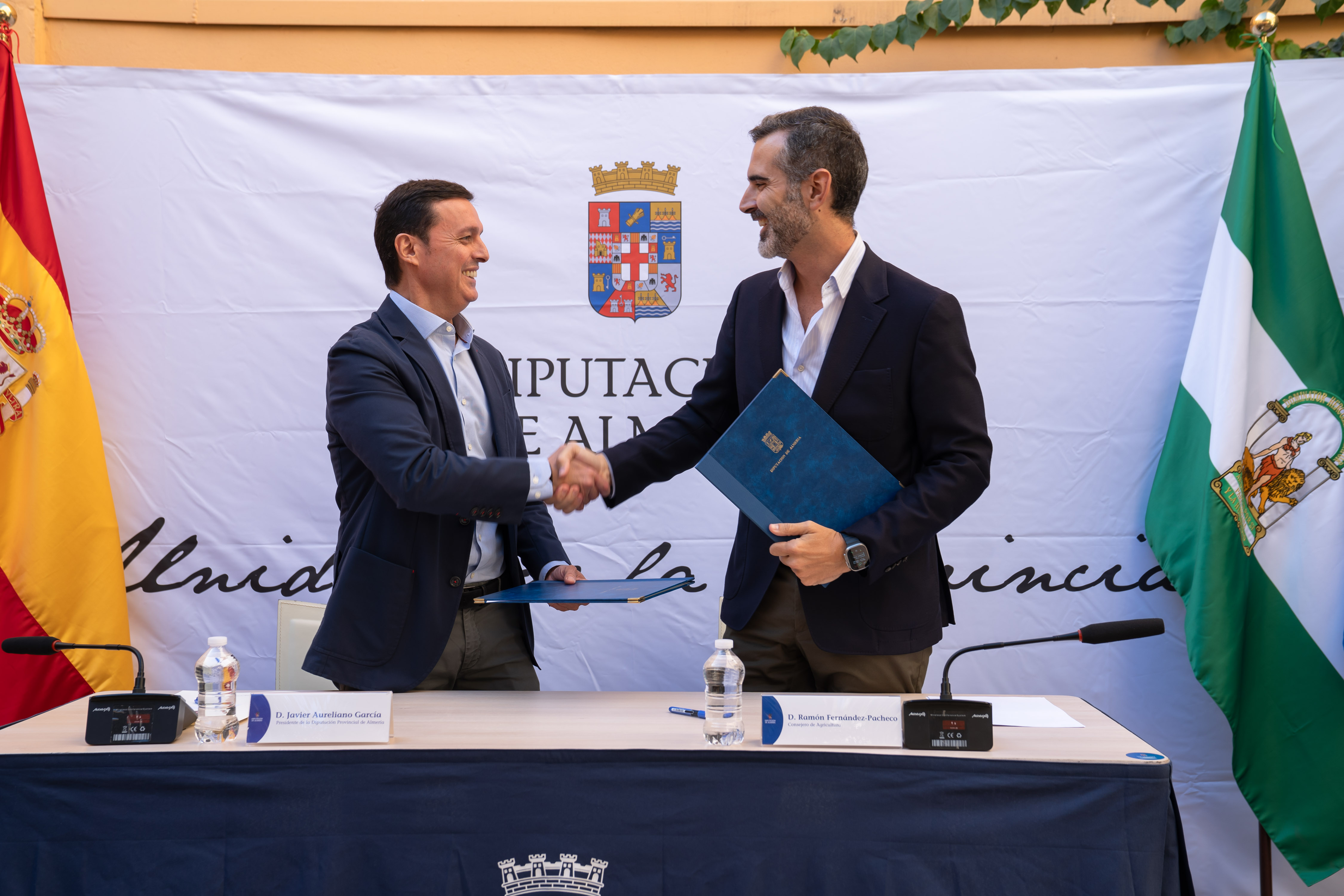Ramón Fernández-Pacheco y Javier A. García en la firma del convenio.