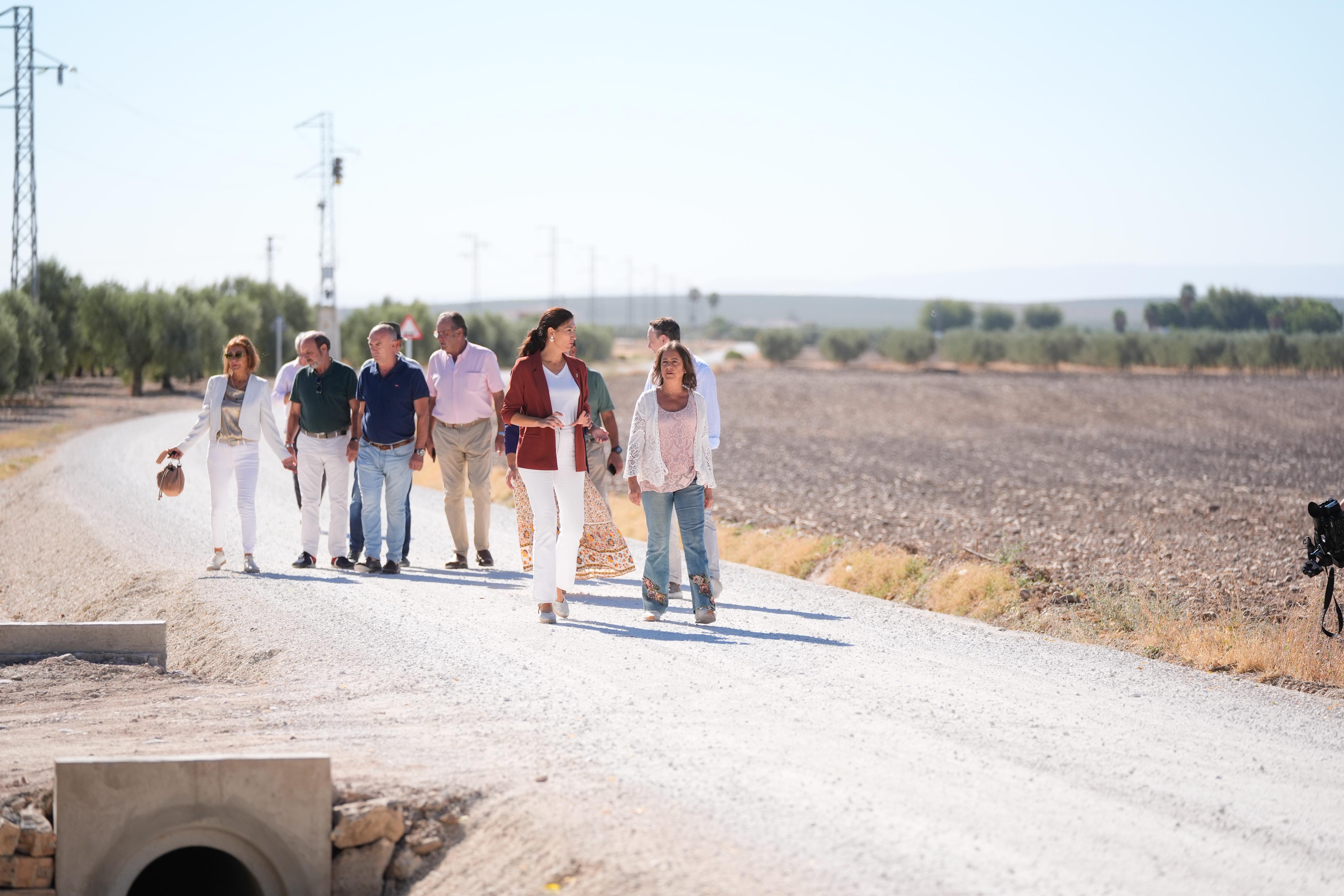 La consejera Catalina García y la alcaldesa de Écija, durante la visita a la Cañada Real de Friillas.