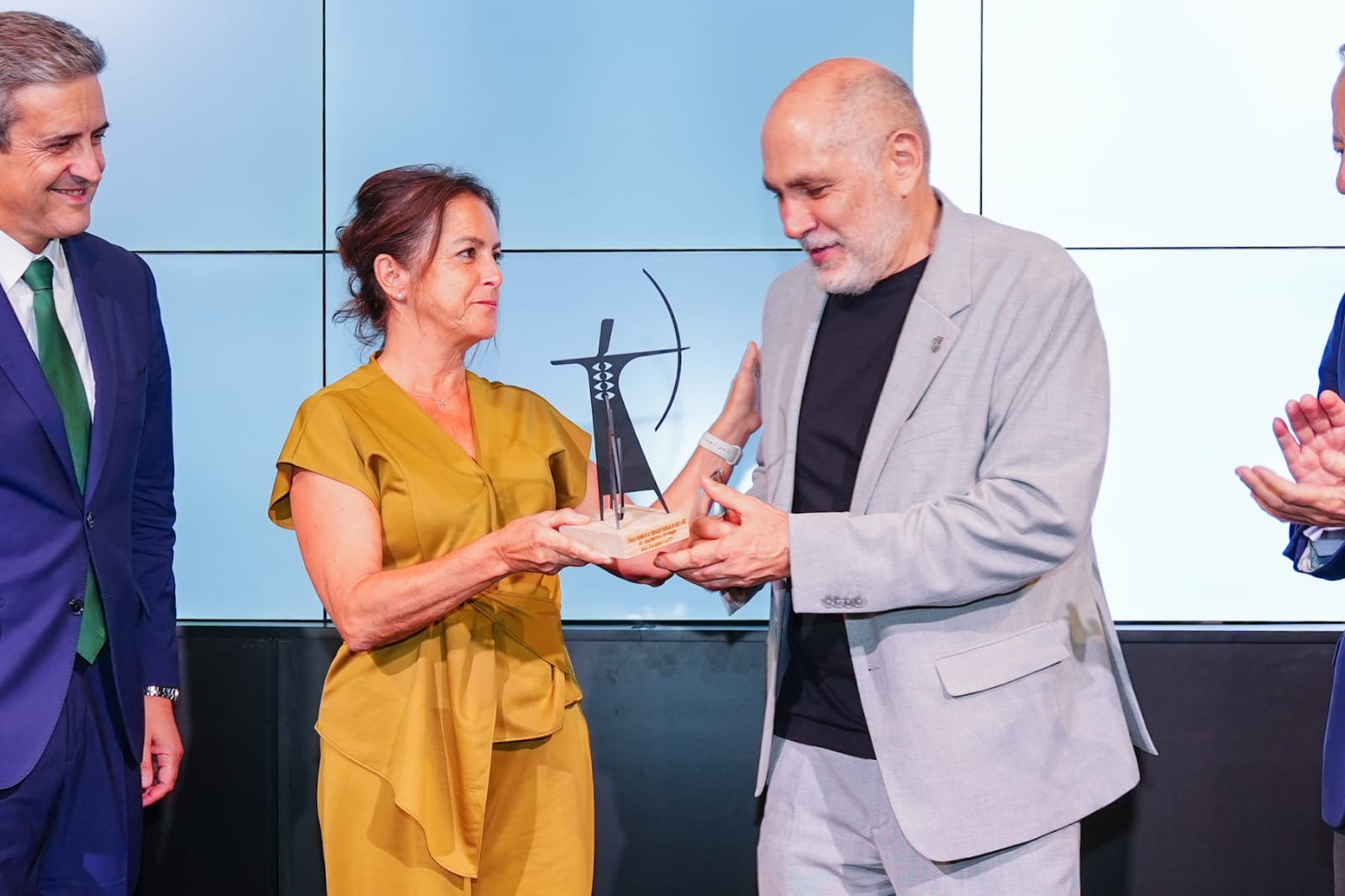 La consejera, Catalina García, ha sido la encargada de entregar el primer Premio 'Huellas', a Guillermo Arriaga.