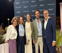 La responsable provincial del IAJ en Huelva en la presentación de la clínica de medicina estética