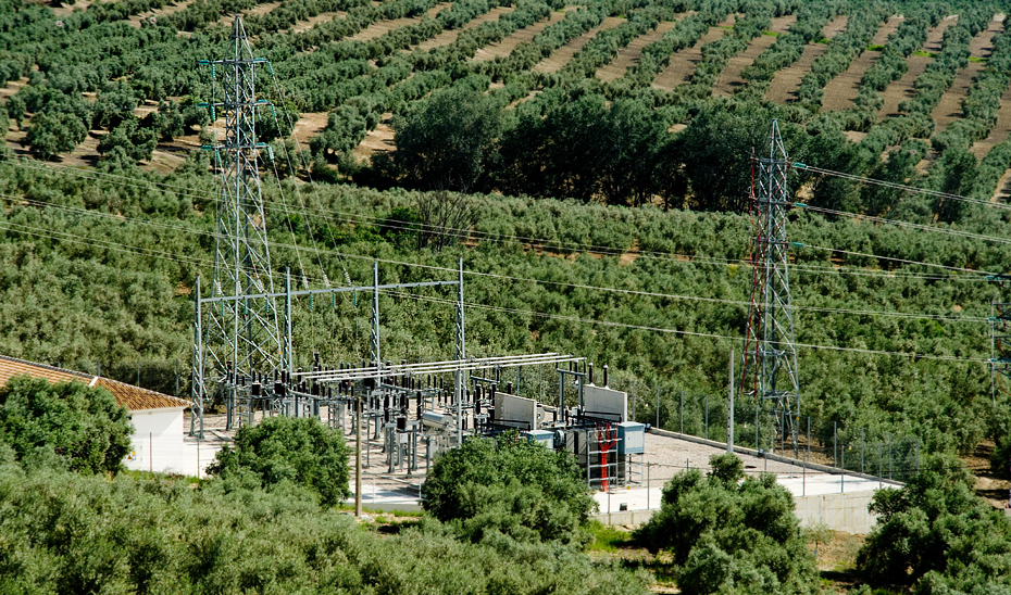 La Junta presenta una batería de medidas al futuro paquete europeo de redes eléctricas.