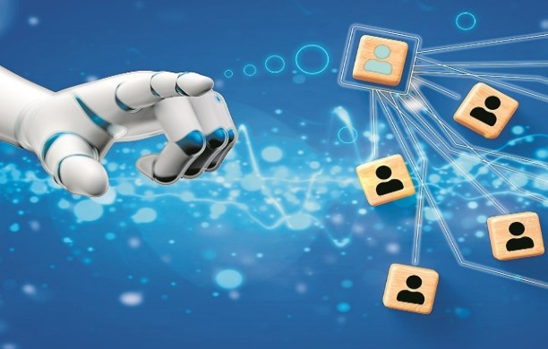 Una mano biónica señala con su dedo índice cuatro cubos que contienen el icono de una persona