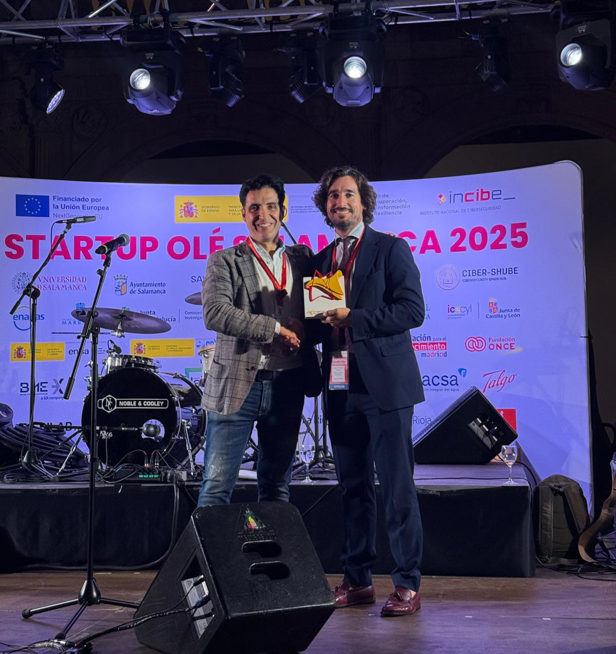 Javier González recoge el premio