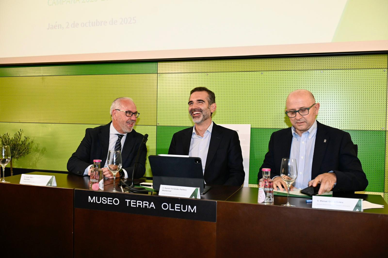 El consejero durante la presentación del aforo del olivar para la campaña 2025-2026