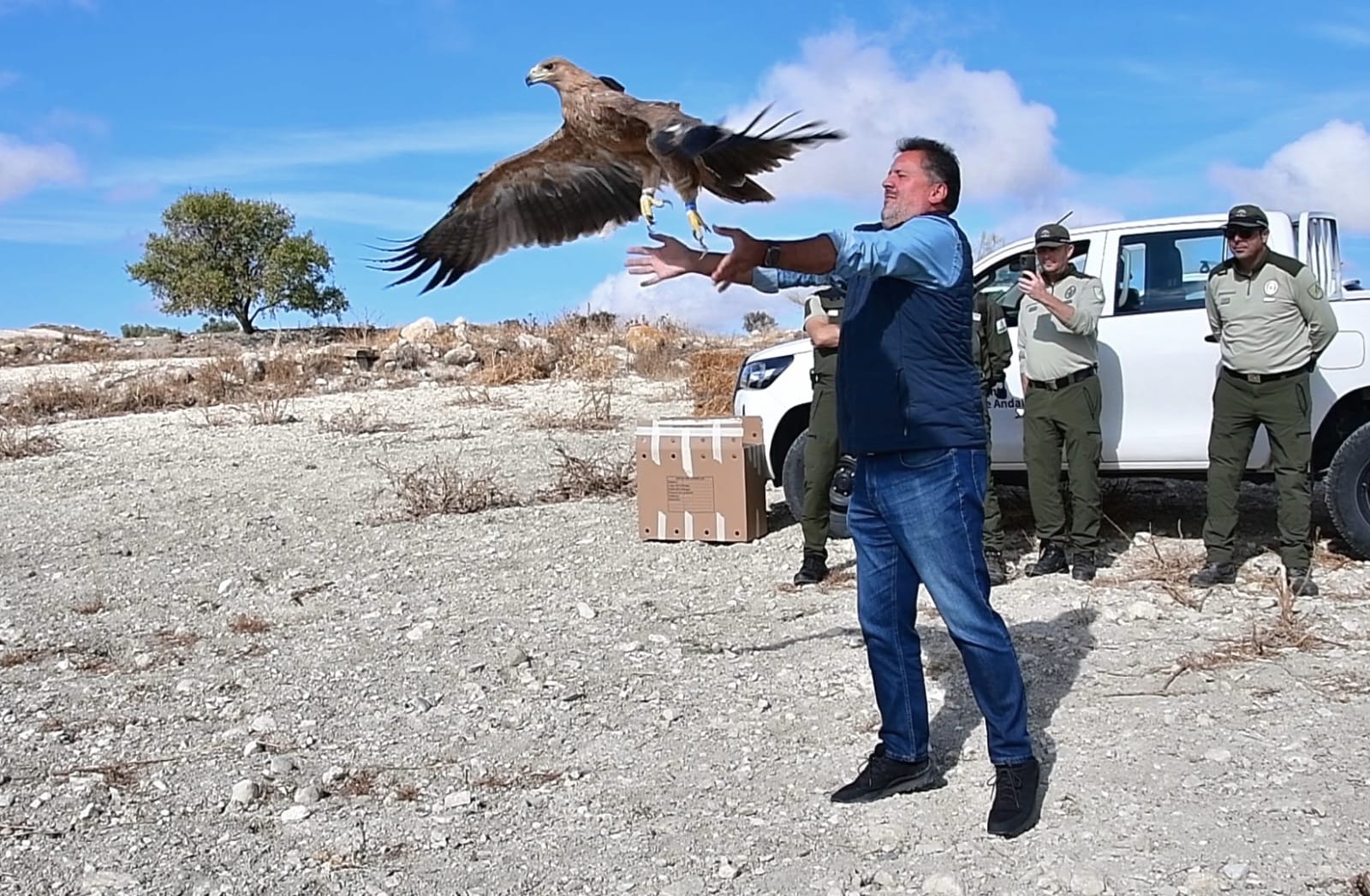 El delegado territorial, Manuel Francisco García, en el momento de la suelta.
