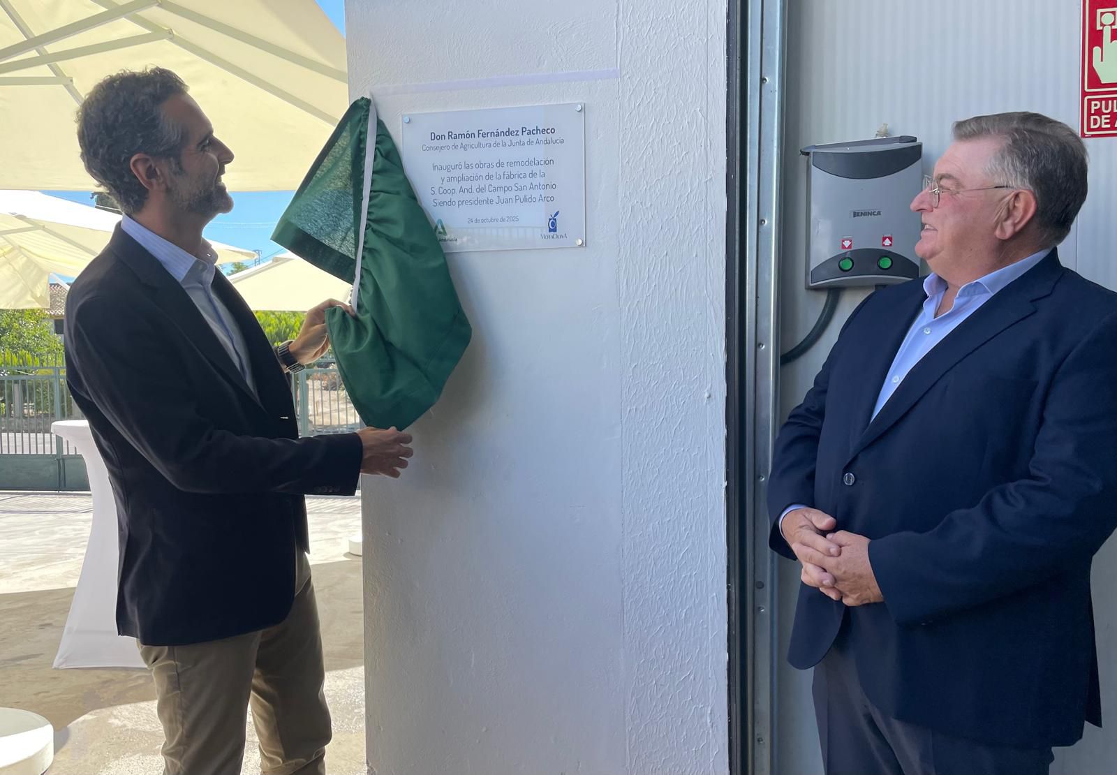 Fernández-Pacheco participa en la inauguración de la remodelación de la Cooperativa San Antonio.