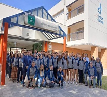 Los jóvenes deportistas y responsables del IAJ en la entrada del Albergue Juvenil deSevilla