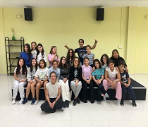 La responsable del IAJ en Huelva acompañada en el centro escénico por los jóvenes participantes