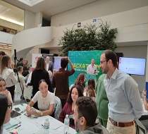 El responsable del IAJ en Granada charla con los jóvenes participantes