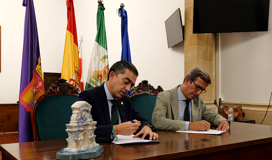 El consejero de Industria, Energía y Minas, Jorge Paradela, firma un protocolo de colaboración con el Ayuntamiento de Baeza.