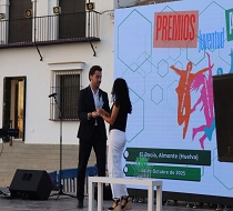 Una de las jóvenes premiadas recibe el galardón por parte del responsable provincial del IAJ en Almería