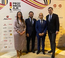 El director del IAJ, a la derecha, acompañado por la responsable provincial Ana González