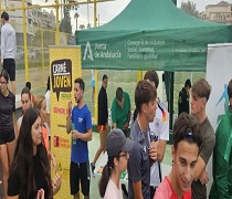 Jóvenes acuden a informarse en el stand que el IAJ ha instalado en Vélez-Málaga
