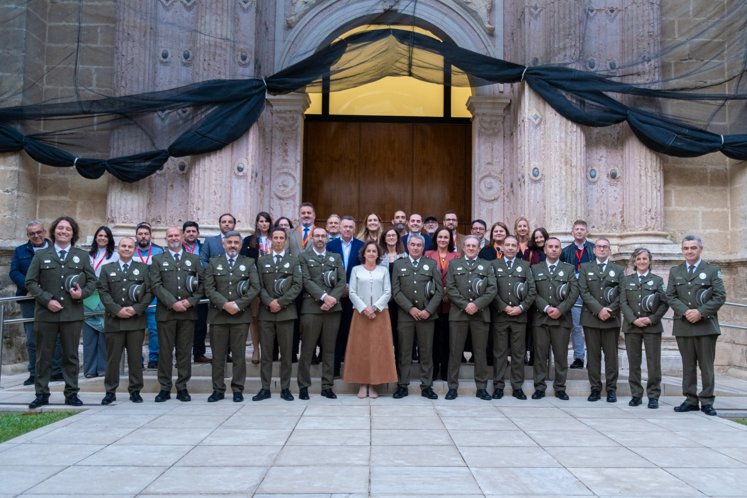 La consejera, junto a los coordinadores de los Agentes de Medio Ambiente, los portavoces parlamentarios y el equipo de la Consejería.