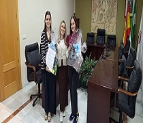 Jóvenes escritoras recibiendo el premio en el Ayuntamiento de Casariche