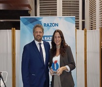 La joven Elena Lozano junto al responsable provincial del IAJ en Sevilla