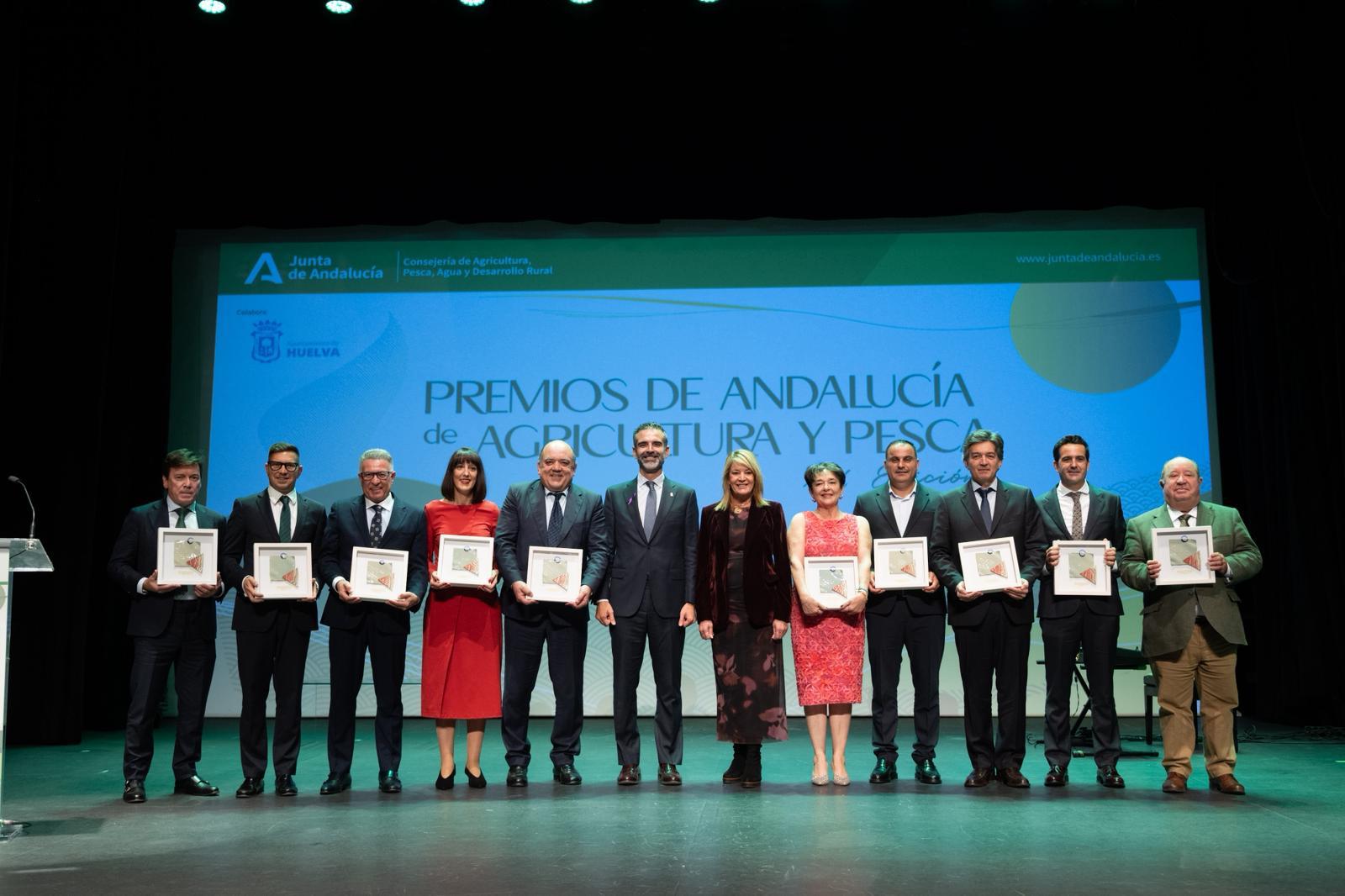 Foto de familia de los premiados
