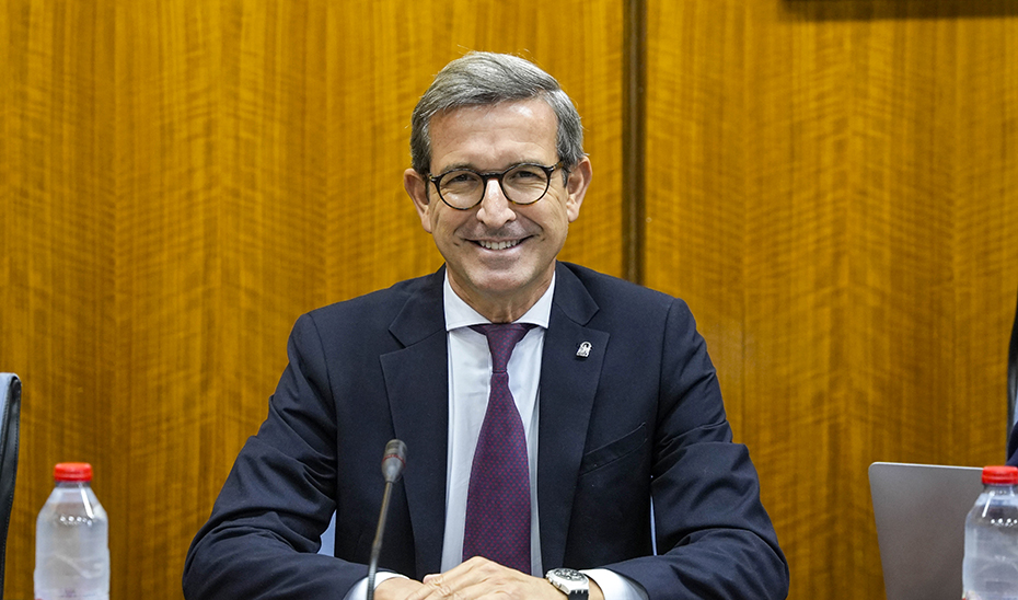 El consejero de Industria, Energía y Minas y presidente de la Agencia Digital de Andalucía, Jorge Paradela, en la Comisión del Parlamento en la que ha informado sobre el Presupuesto andaluz de 2026 relativo a sus competencias.