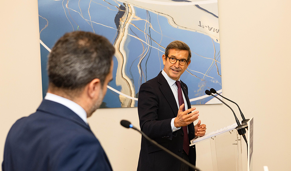 Momento de la intervención del consejero Jorge Paradela en el desayuno informativo de IDEAL Almería.