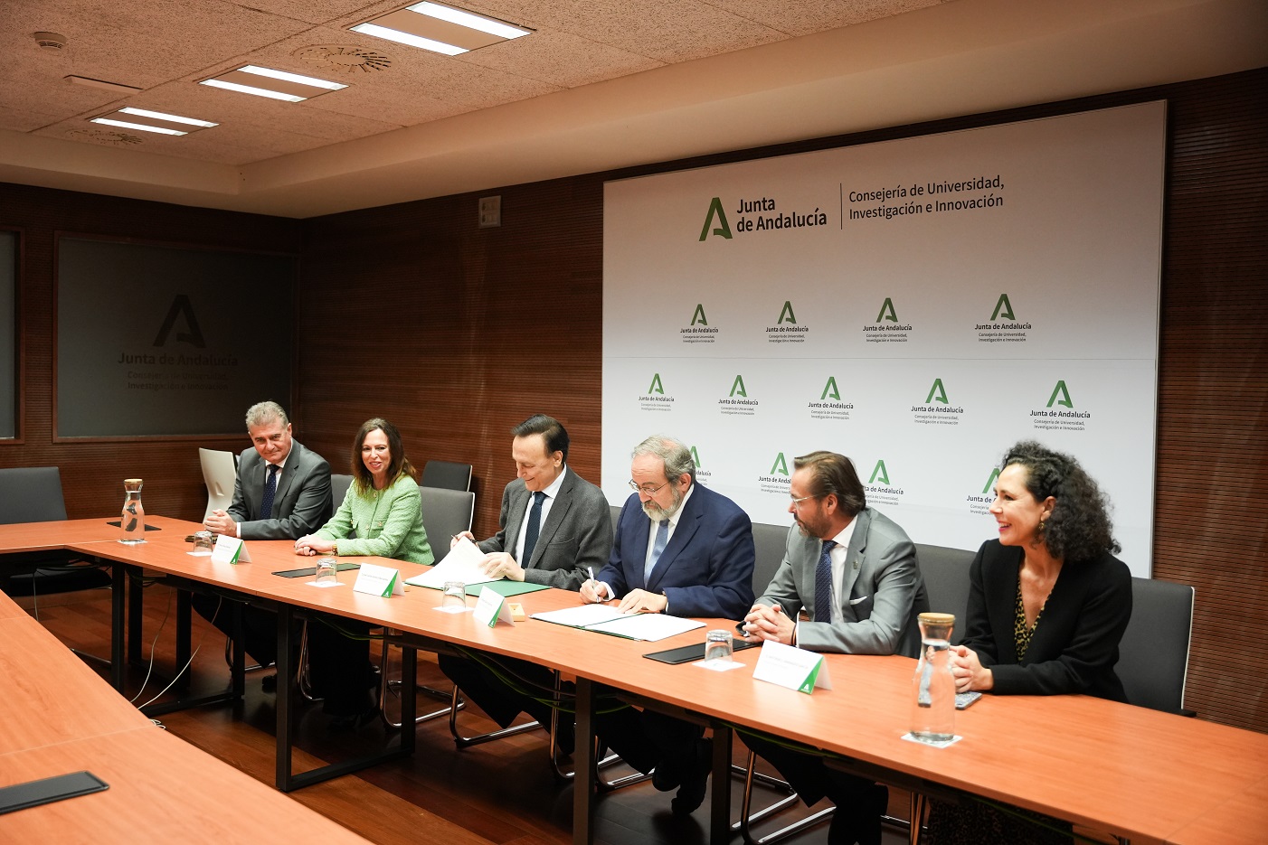 Villamandos durante la firma del convenio del IFMIF-DONES