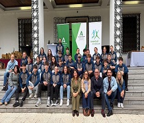 Los jóvenes deportistas acompañados por responsables de la Junta y de la Federación Andaluza de Bádminton