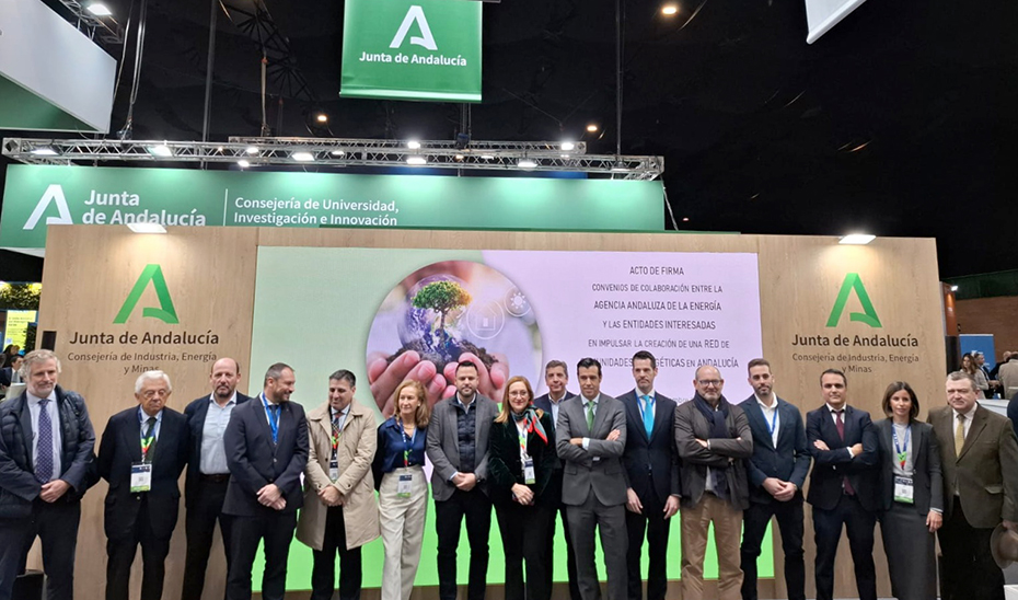 Foto de familia tras la firma de los convenios de colaboración entre la Junta y 14 entidades para el fomento del autoconsumo colectivo en el ámbito industrial.