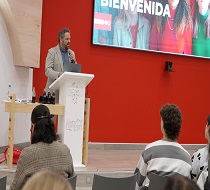 El responsable provincial del IAJ en Sevilla da la bienvenida a los participantes de 'Gira Jóvenes' de Coca Cola