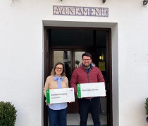 La responsable del IAJ entrega las plazas acreditativas al alcalde de Higuera de la Sierra