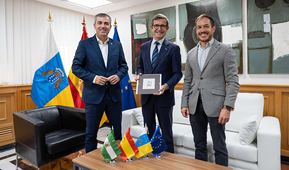 El consejero de Industria, Energía y Minas de la Junta de Andalucía, Jorge Paradela, con el vicepresidente del Gobierno de Canarias y consejero de Economía, Industria, Comercio y Autónomos, Manuel Domínguez, y el responsable de la Consejería de Transición Ecológica y Energía, Mariano Hernández, durante su encuentro.