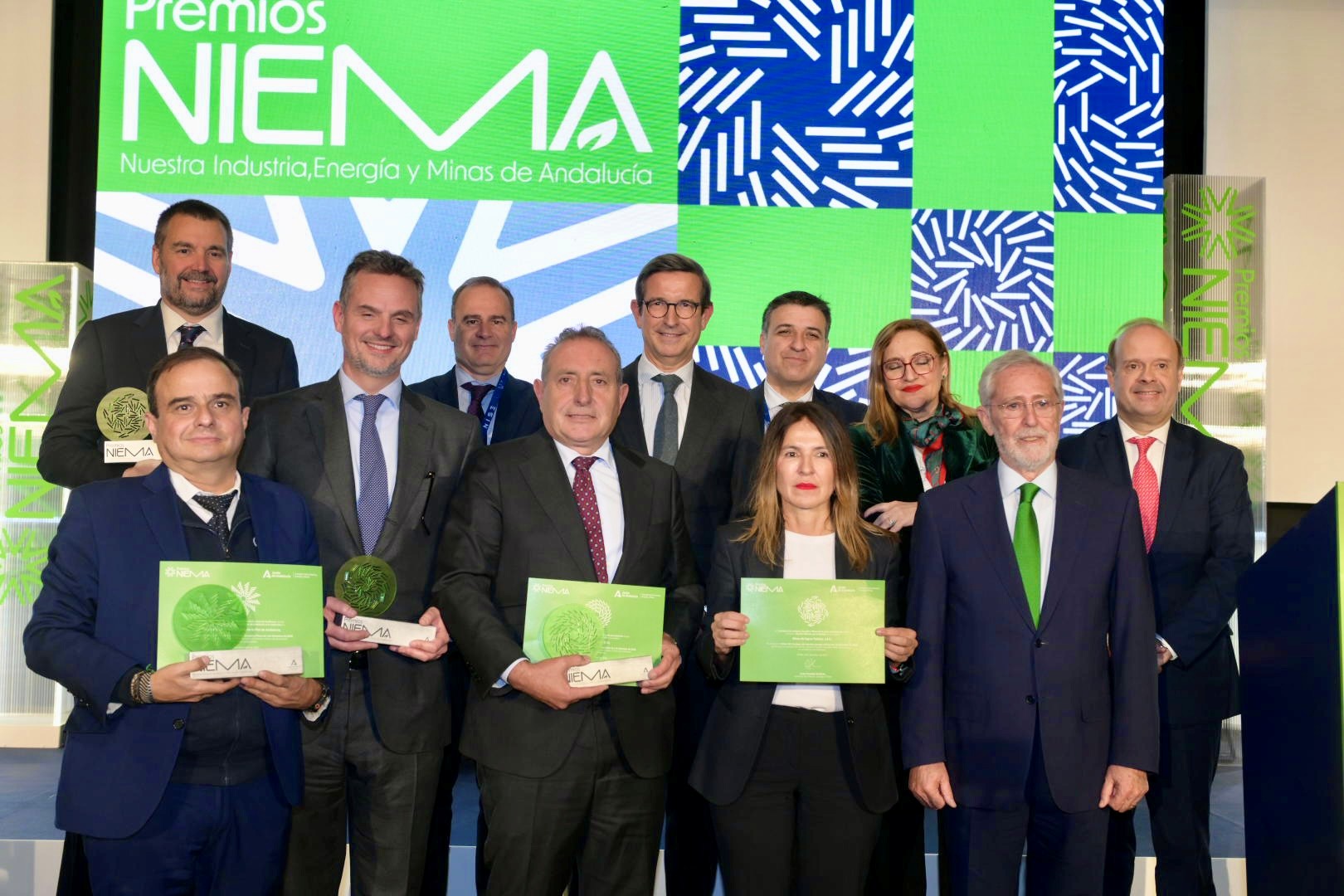 El consejero Jorge Paradela junto a los galardonados con los I premios Nuestra Industria, Energía y Minas, entregados en el marco de NISE Sevilla 2025.