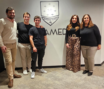 El director del IAJ con los jóvenes emprededores Sergio Beguería y Juan Domínguez