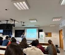 El responsable del IAJ en Sevilla imparte la conferencia a los estudiantes de la UPO