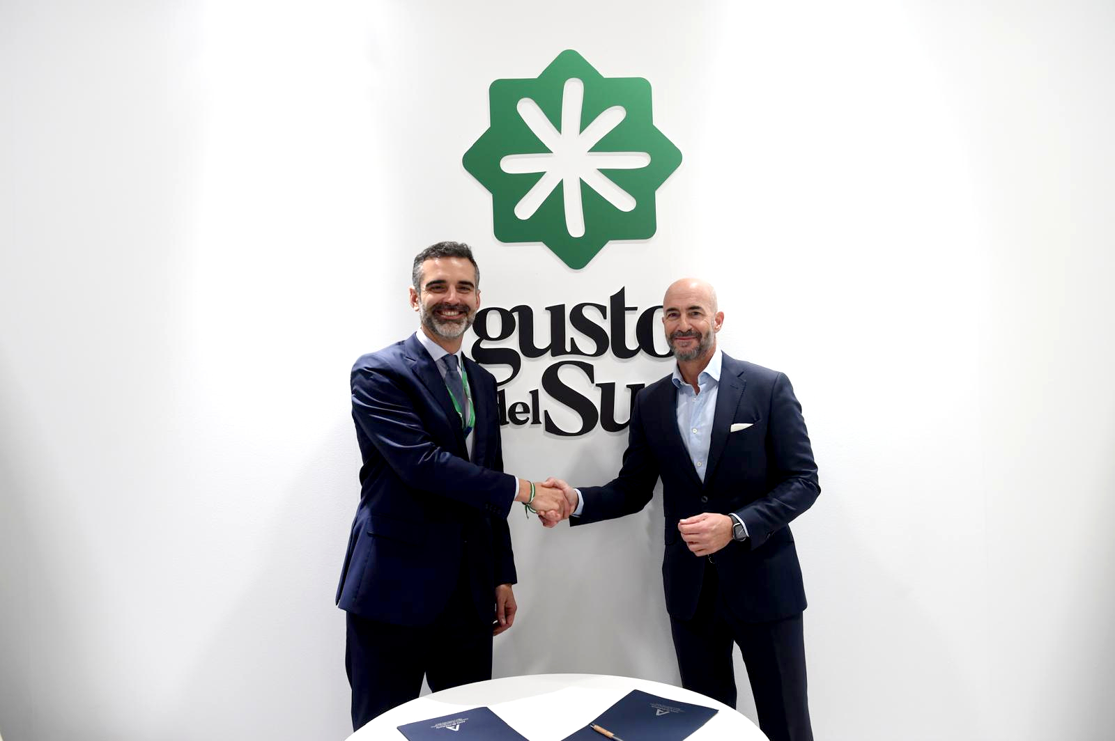 El consejero de Agricultura y el presidente de Landaluz tras la firma del protocolo