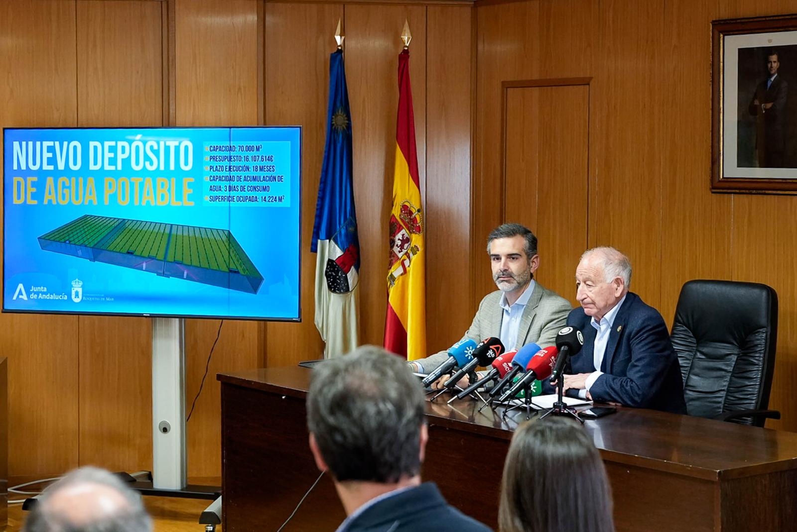 El consejero de Agricultura y el alcalde de Roquetas de Mar durante la presentación del nuevo depósito de agua