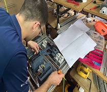 Joven alumno de FP realizando unas prácticas