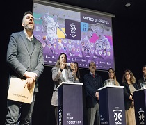 La responsable provincial del Instituto Andaluz de la Juventud en Huelva, Ángela Ramos, ha acudido a la grabación del sorteo de grupos de la próxima edición de la Gañafote Cup 2026