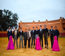 Los jóvenes novilleros con la responsable provincial del IAJ en Huelva, Ángela Ramos