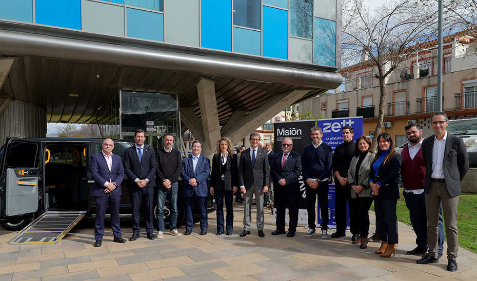 El consejero de Industria, Energía y Minas y presidente de la Agencia Digital de Andalucía, Jorge Paradela, durante su visita al centro Misión 'Smart Mobility' de Alhaurín de la Torre.