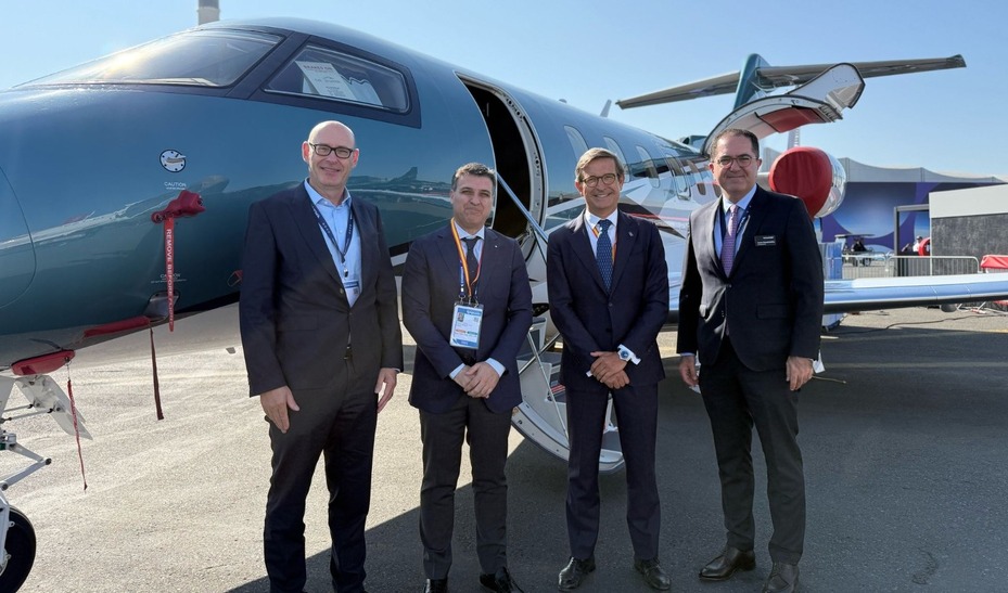 El consejero de Industria, Energía y Minas, Jorge Paradela, junto a responsables de Pilatus Aircraft en la última edición del Salón Internacional de la Aeronáutica y el Espacio de París-Le Bourget.