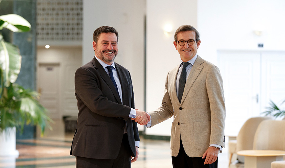 El consejero de Industria, Energía y Minas y presidente de la Agencia Digital de Andalucía, Jorge Paradela, y el presidente de la Fundación Instituto Ricardo Valle de Innovación (Innova IRV), Ezequiel Navarro.