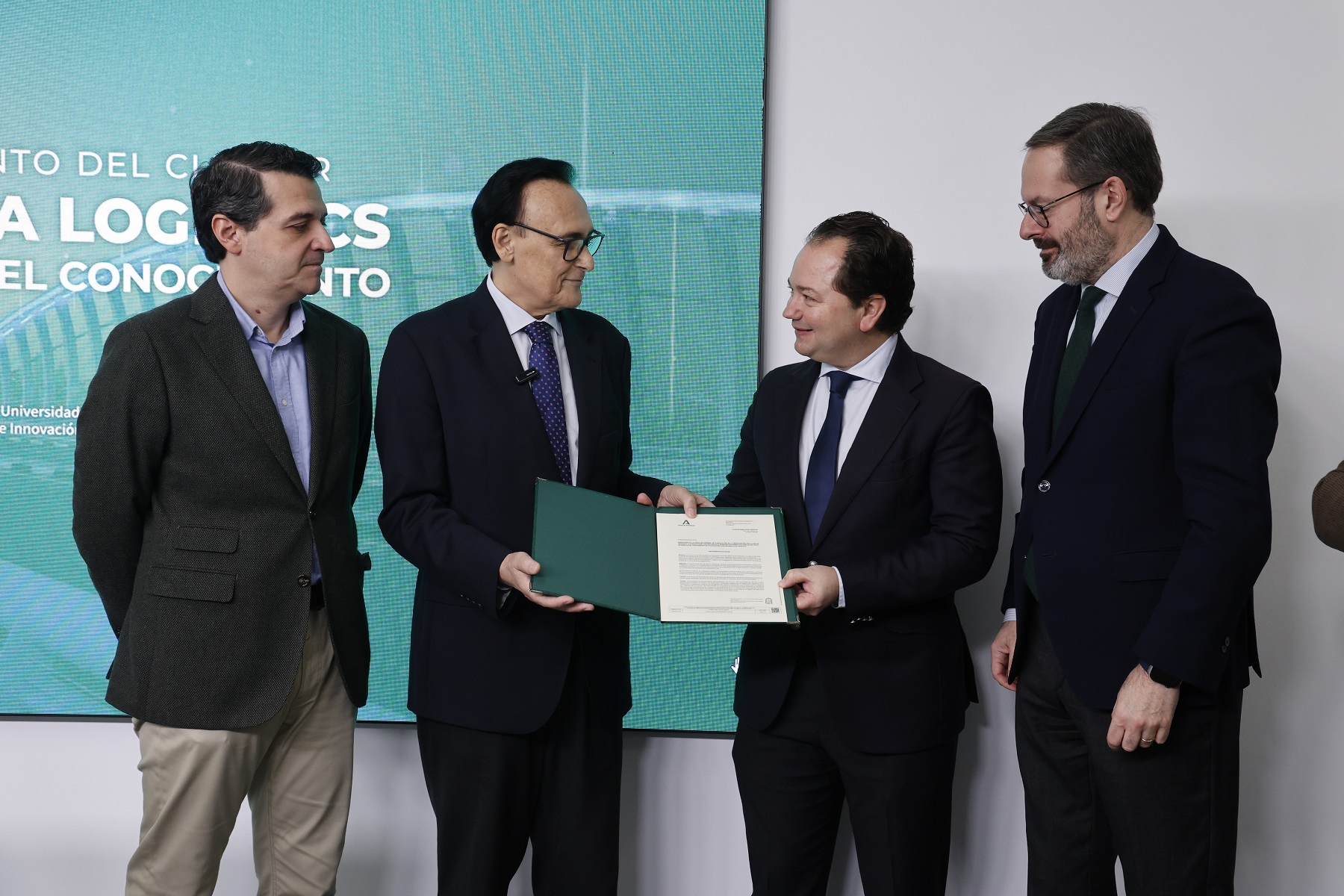 Gómez Villamandos durante la entrega de la inscripción de Andalucía Logistics