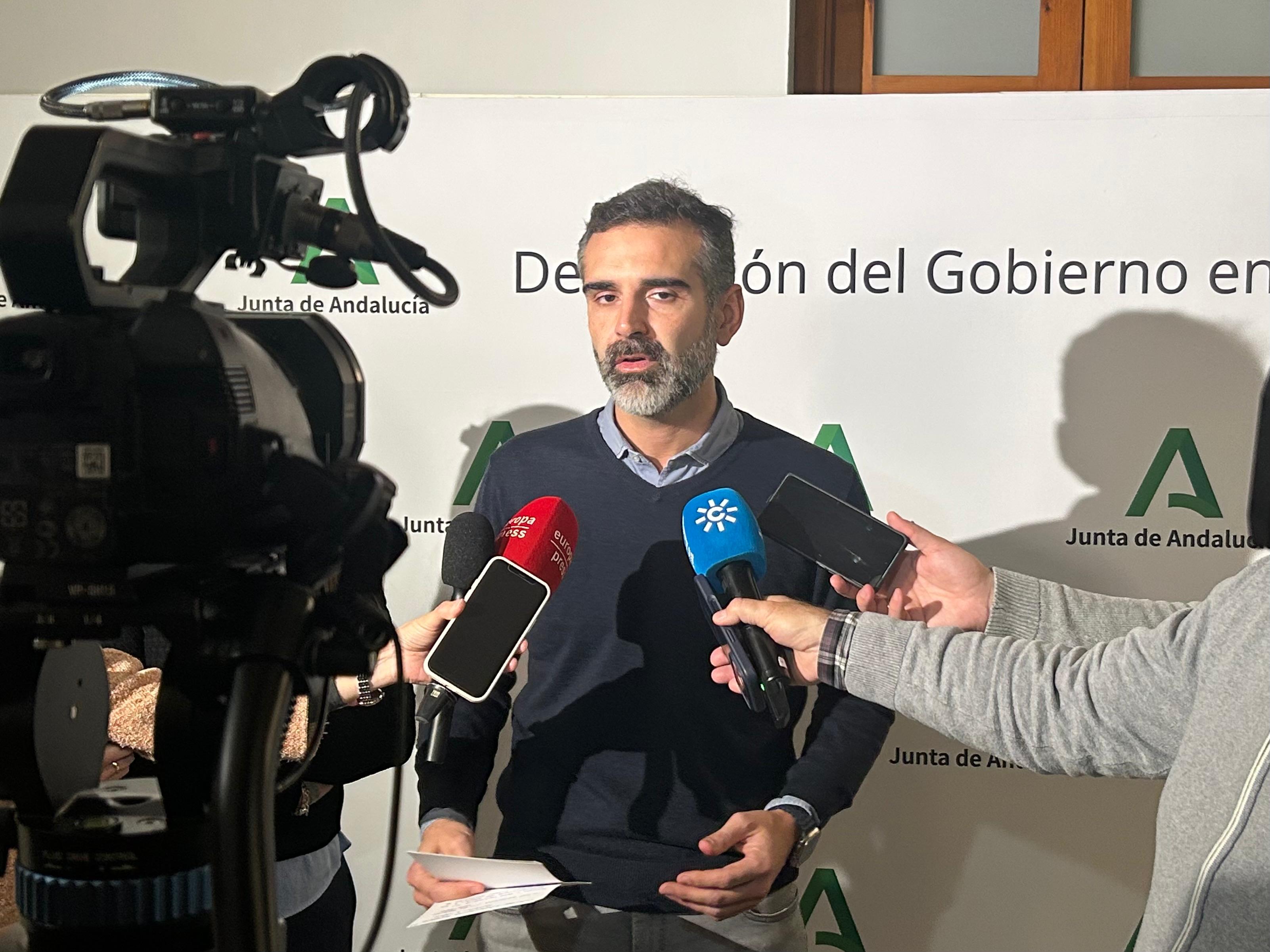 Fernández-Pacheco atiende a los medios de comunicación para informar de las consecuencias de las borrascas en Andalucía.