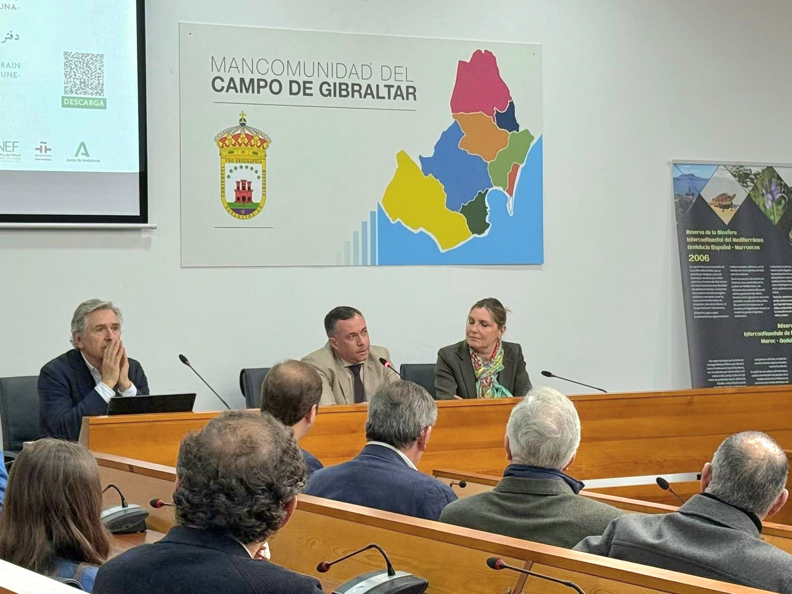 El director general de Espacios Naturales Protegidos el Cuaderno de Campo de la Reserva de la Biosfera Intercontinental del Mediterráneo Andalucía-Marruecos. 
