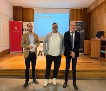 El responsable provincial del IAJ en Granada, José Luis de la Torre Castellano,  ha presentado al ilustrador Javirroyo